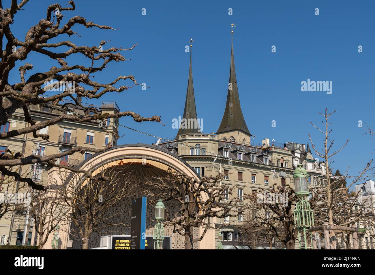 Lucerna, Svizzera, 10 marzo 2022 architettura storica sul lungomare in una giornata di sole Foto Stock