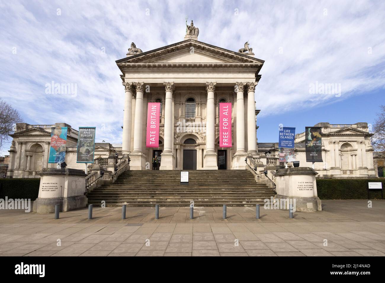 L'esterno della Tate Britain Art Gallery, Millbank, London UK in una giornata di sole in primavera. Foto Stock