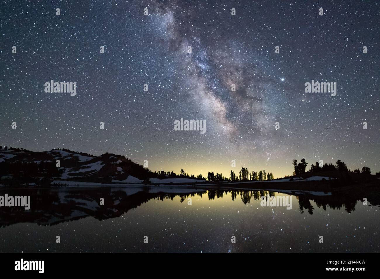 La Via Lattea galassia e stelle sul Lago Smeraldo nel Parco Nazionale dei Vulcani di Lassen, California Foto Stock