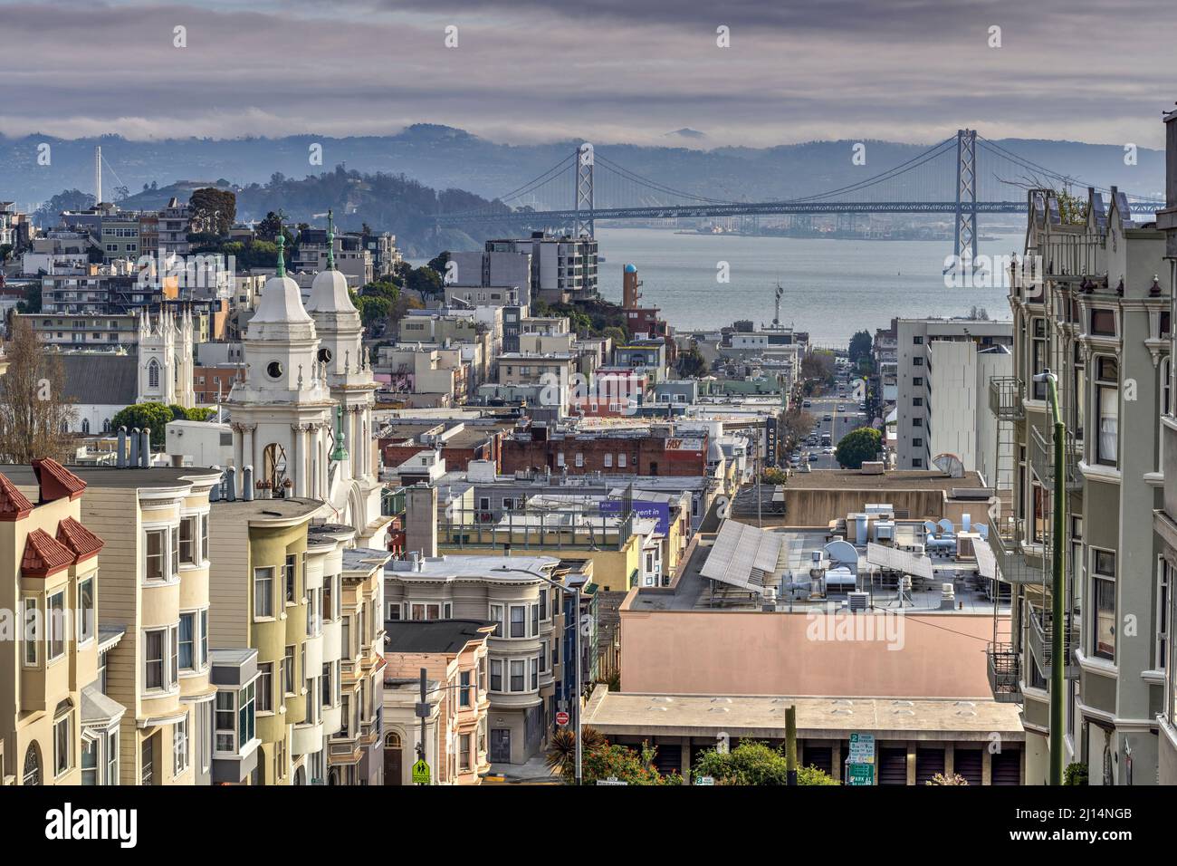 Lo skyline del quartiere di Nob Hill e Bay Bridge a distanza, San Francisco, California, USA Foto Stock