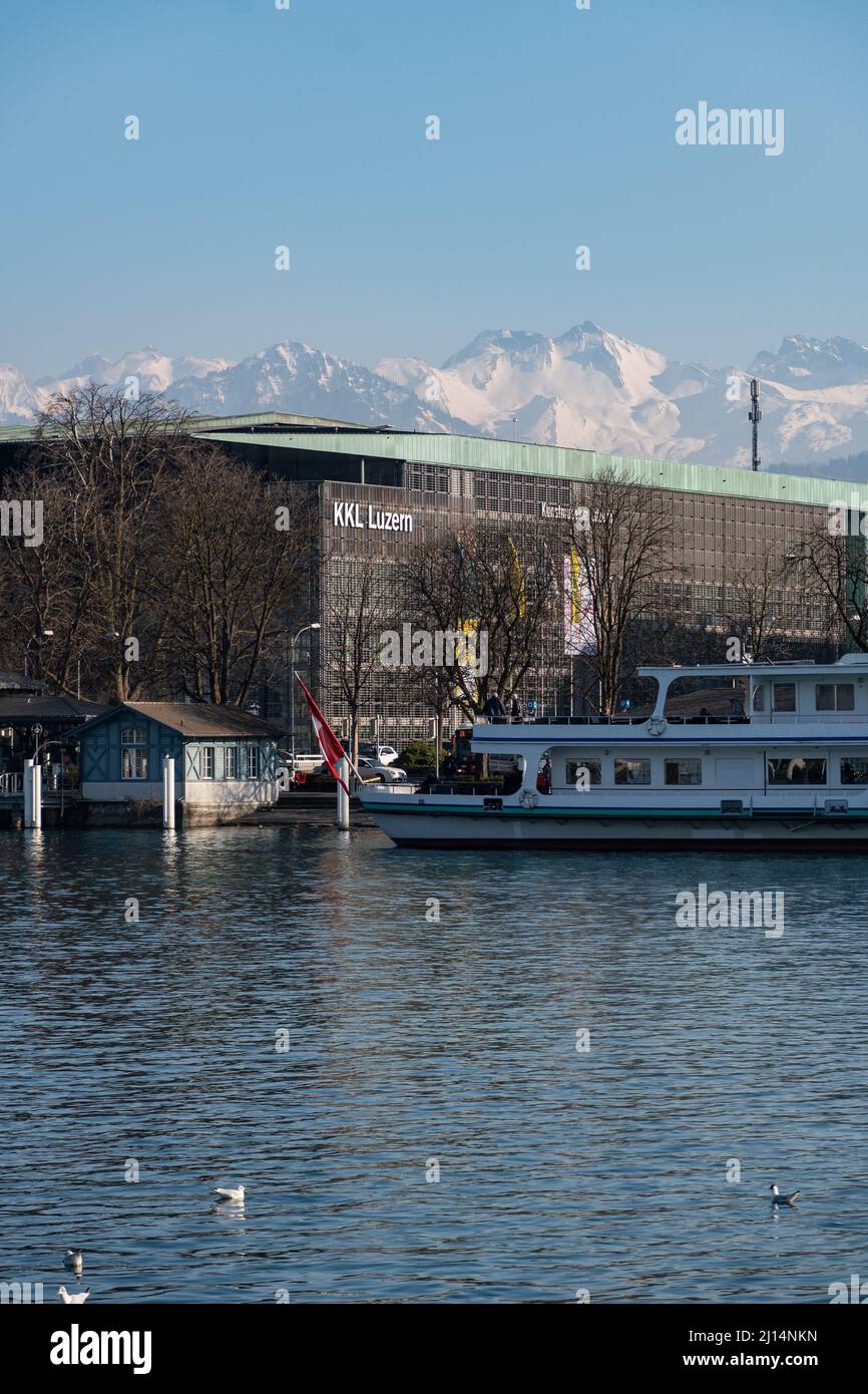 Lucerna, Svizzera, 10 marzo 2022 piccola nave sul lago in una giornata di sole Foto Stock
