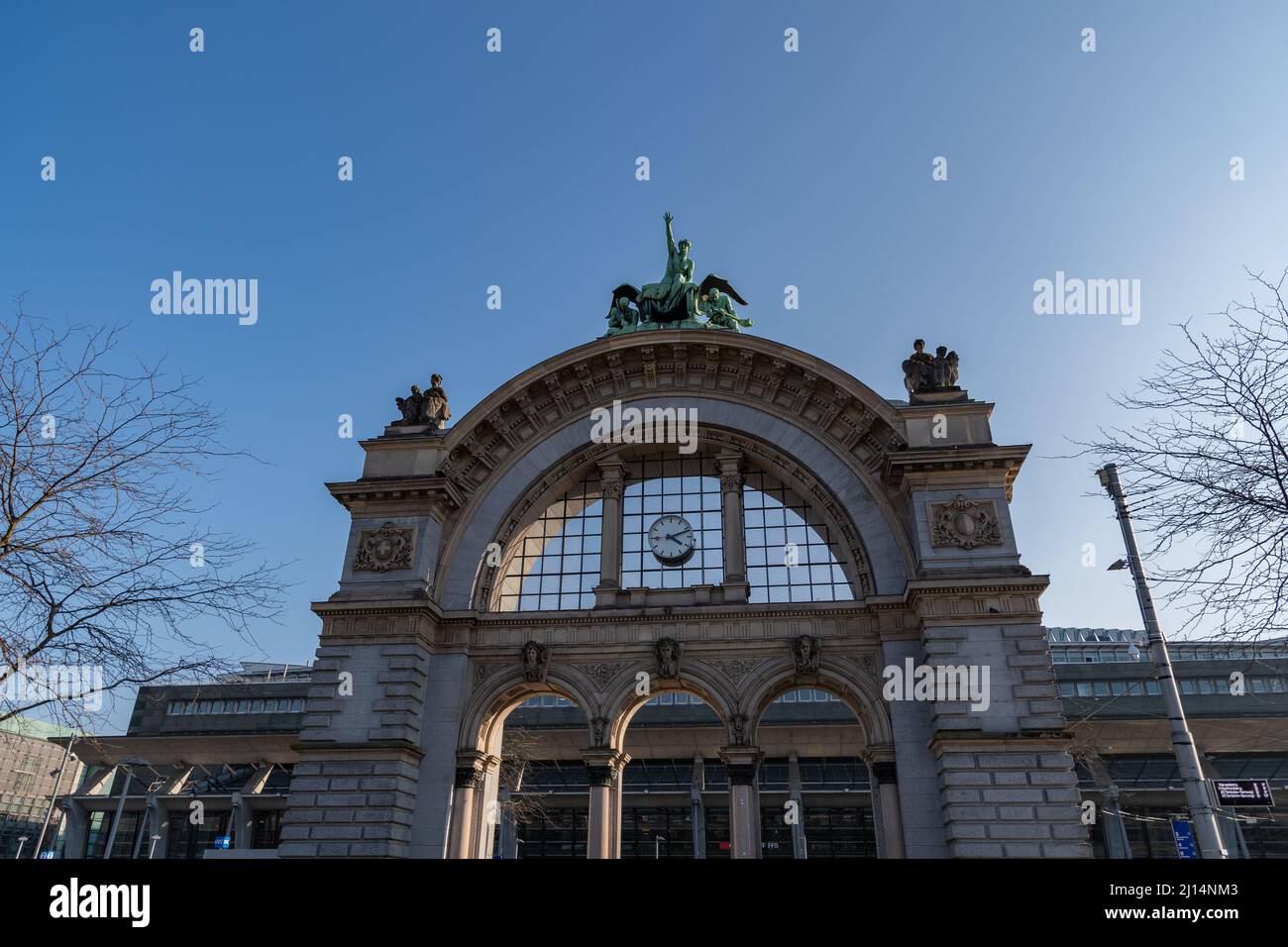 Lucerna, Svizzera, 10 marzo 2022 porta su una piazza sul lungomare nel centro della città Foto Stock