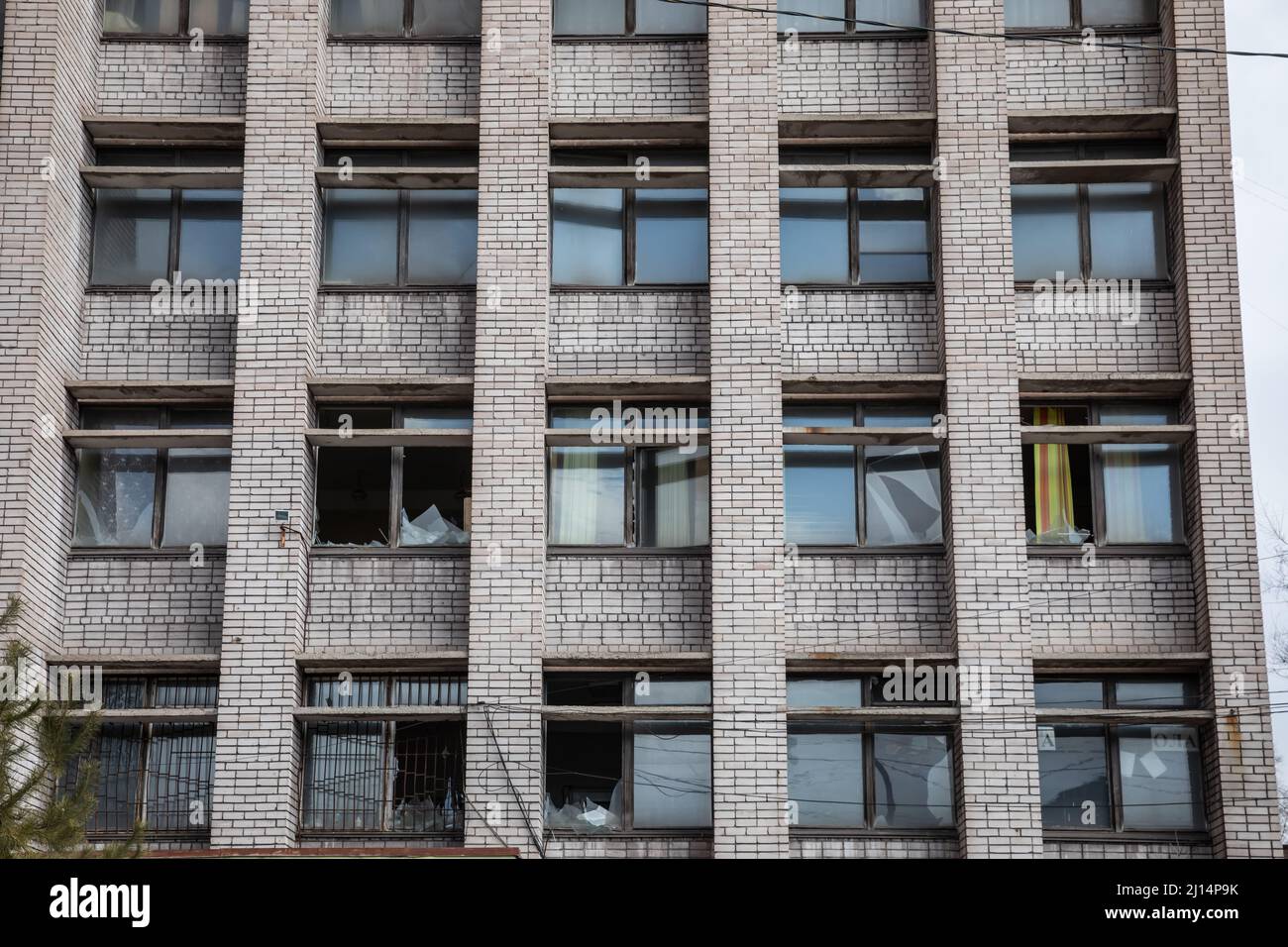 Un edificio colpito da un'ondata di esplosione dal fuoco russo a Dnipro, Ucraina, durante l'invasione russa, quando la Russia invase l'Ucraina il 24 febbraio, nella foto o Foto Stock