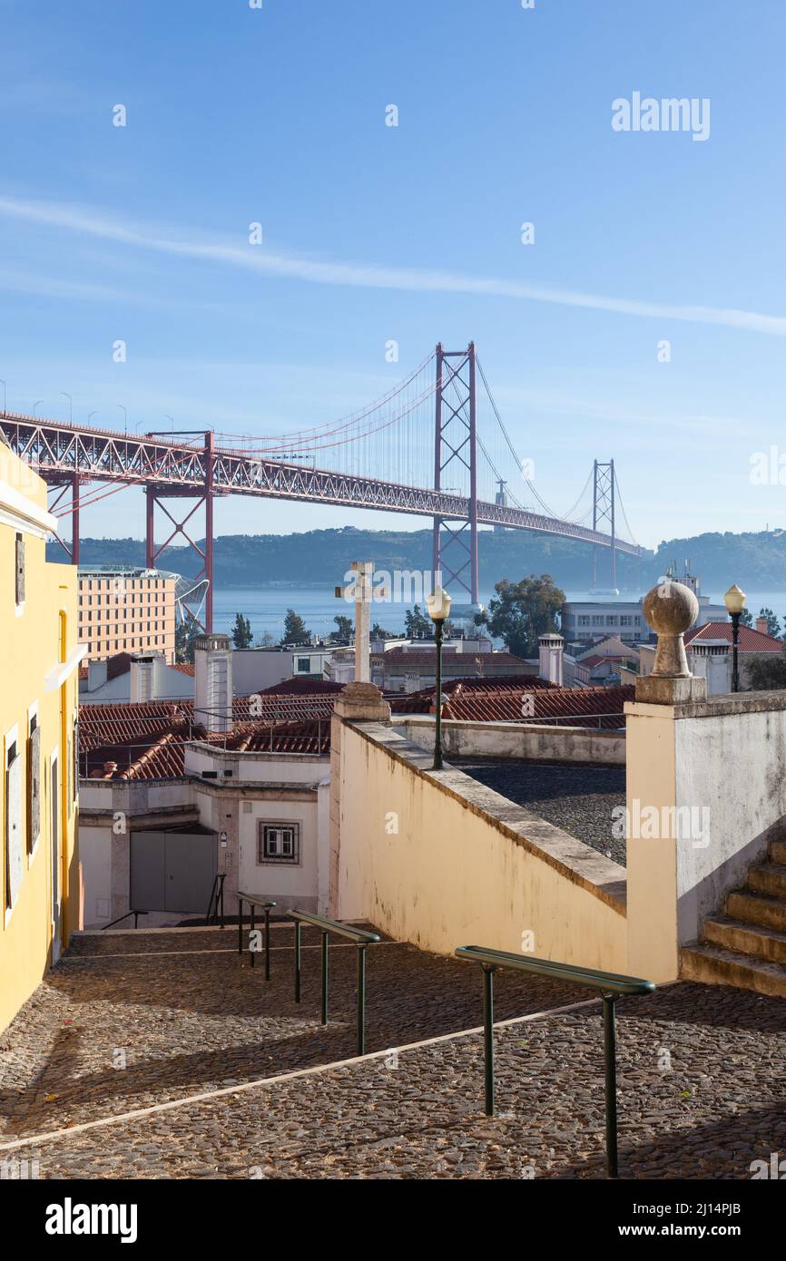 Le scale che portano al Miradouro de Santo Amaro, con la sua vista mozzafiato sul ponte de 25 Abril e Rio Tejo, a Alcântara, Lisbona. Foto Stock