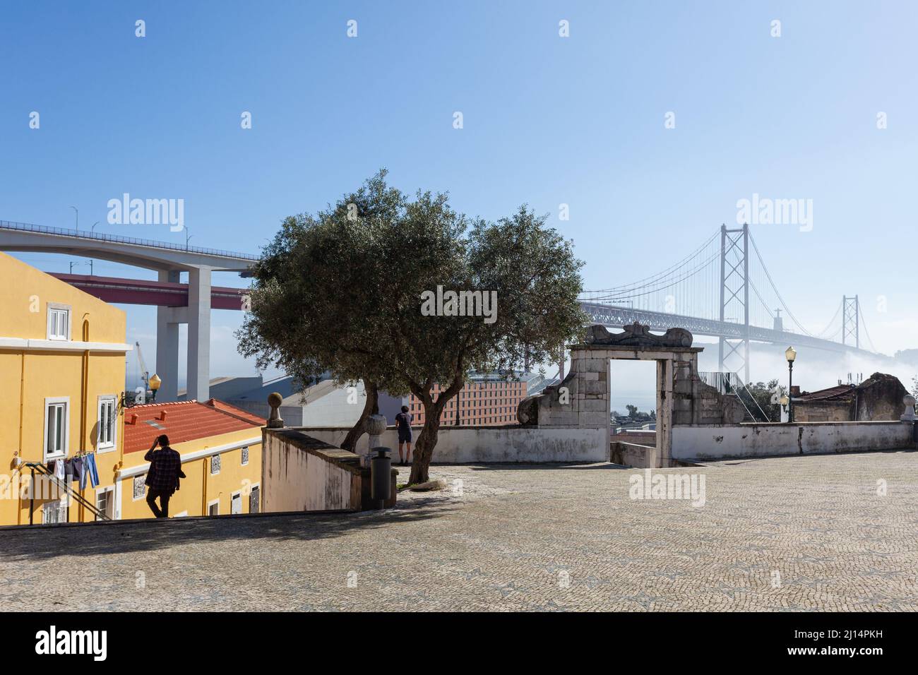 Il Miradouro de Santo Amaro, con la sua vista mozzafiato sul ponte iconico Ponte de 25 Abril e Rio Tejo, nel quartiere di Alcântara, Lisbona. Foto Stock