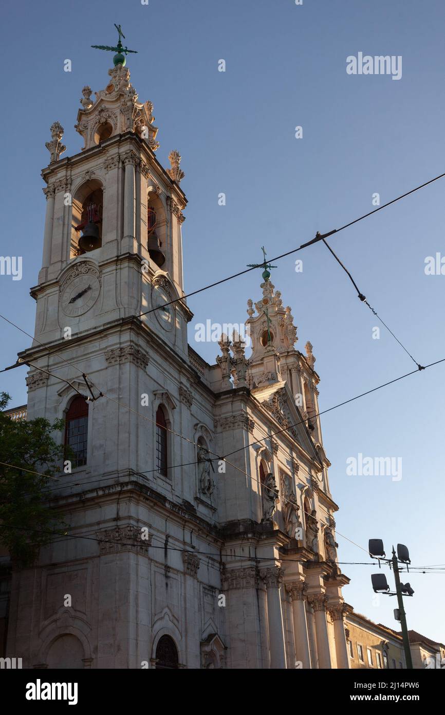 I due campanili della Basilica da Estrela, la storica chiesa neoclassica situata nel centro di Lisbona, la capitale del Portogallo. Foto Stock