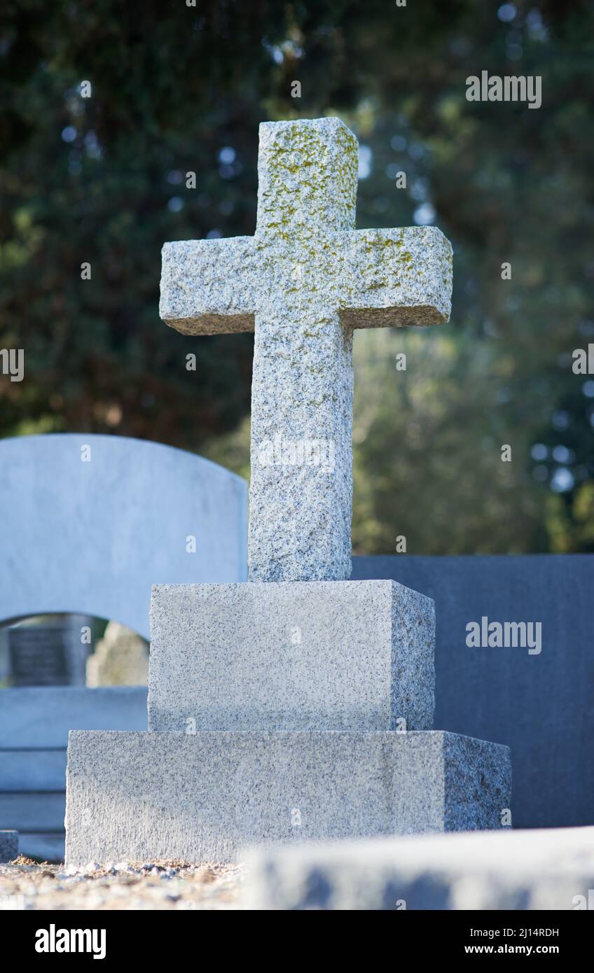 Il crocifisso è il custode di questa tomba. Sparato di una lapide in un  cimitero Foto stock - Alamy