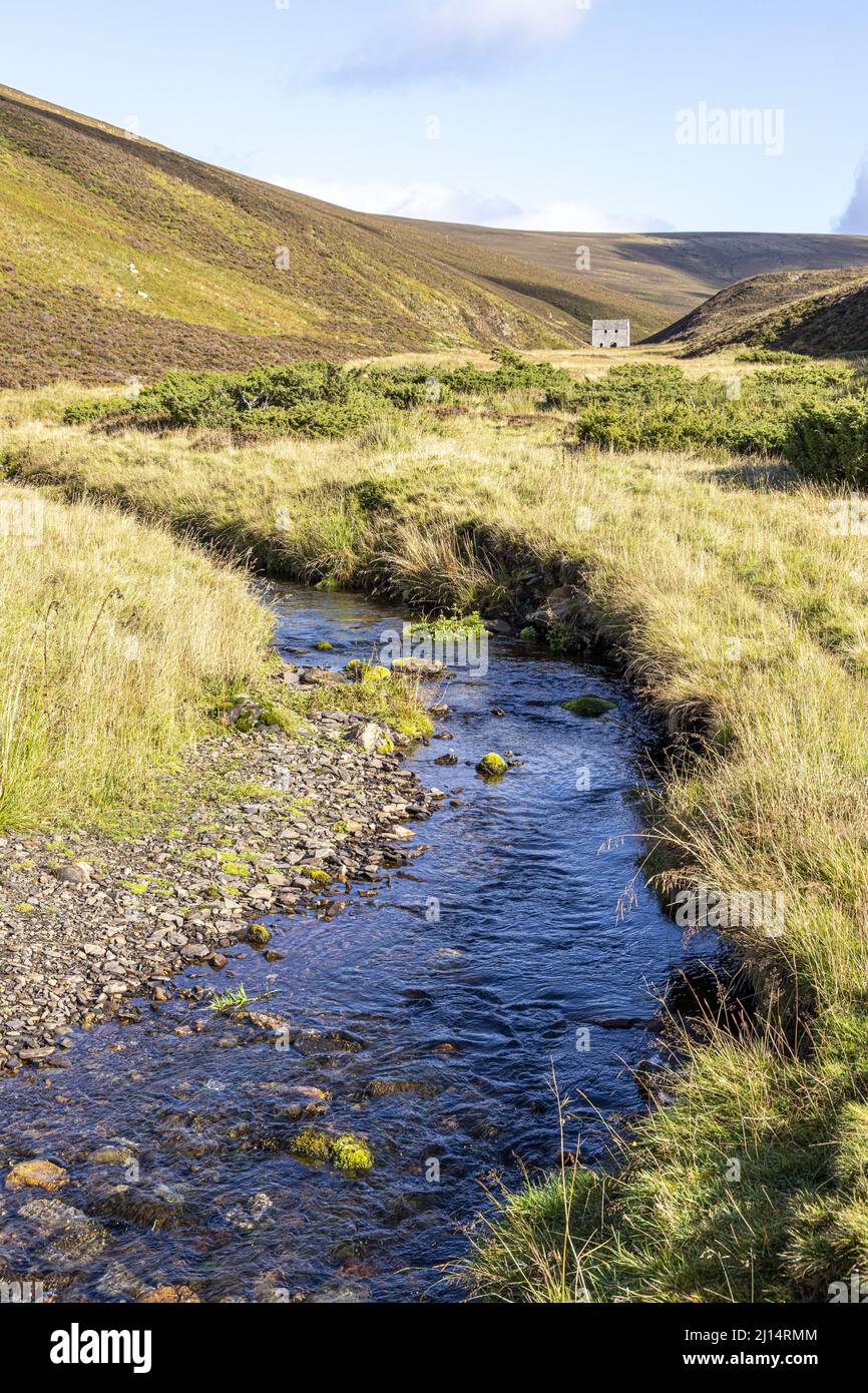 Guardando verso la vecchia miniera di Lecht nella valle dell'acqua di Conglass a Blairnamarrow vicino a Tomintoul, Moray, Scozia Regno Unito. Foto Stock