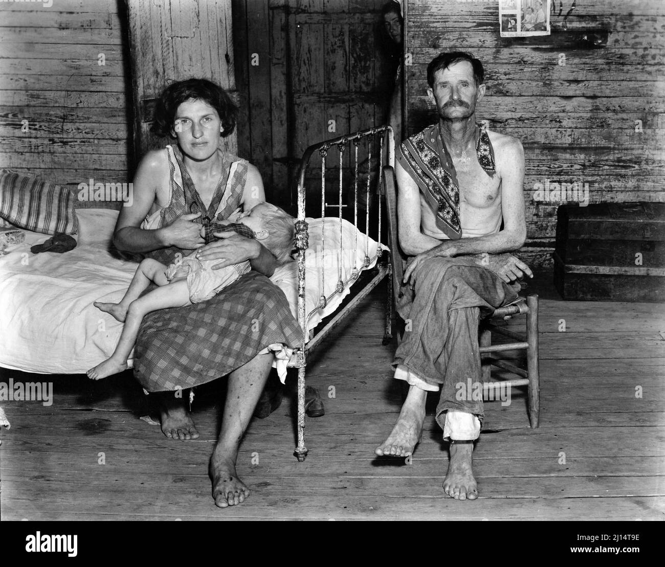 L'allevamento di cotone dell'Alabama nella Grande depressione. Bud Fields con sua moglie Ivy, e sua figlia Ellen, contea di Hale, Alabama da Walker Evans, 1936 Foto Stock