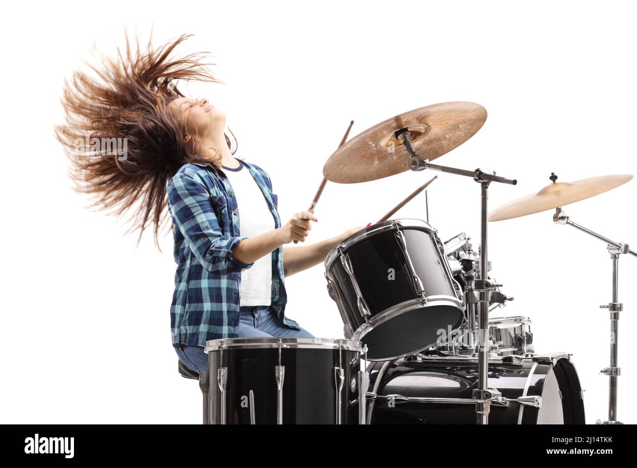 Energico batterista femminile che gioca su un drum set isolato su sfondo bianco Foto Stock