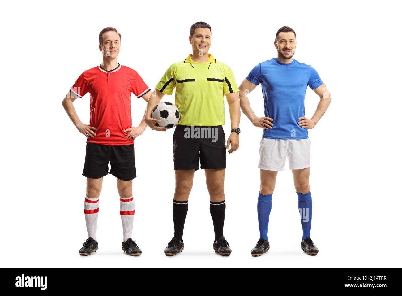 Giocatori di calcio di squadre opposte e un arbitro che tiene una palla isolata su sfondo bianco Foto Stock