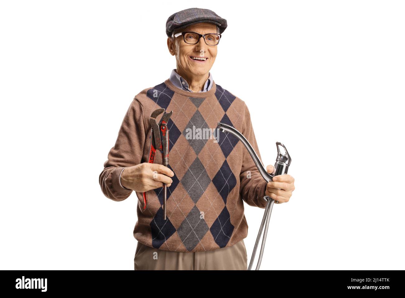 Uomo anziano sorridente che tiene un tubo d'acciaio e pinze isolate su sfondo bianco Foto Stock