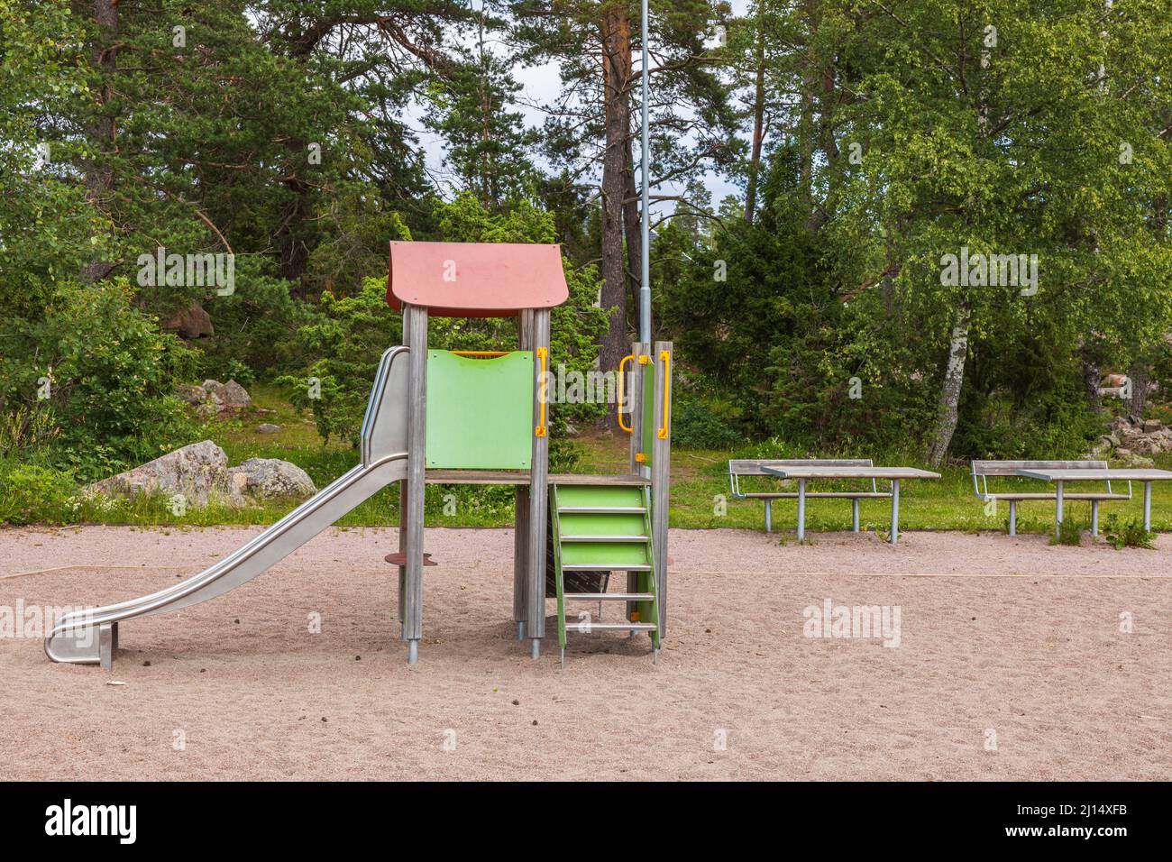 vista autica dello scivolo sul parco giochi vuoto il giorno d'estate. Svezia. Foto Stock