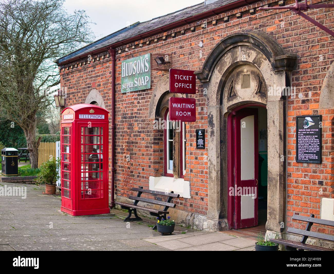 Stazione ferroviaria di Hadlow Road a Wirral, Inghilterra, Regno Unito. Ora un museo storico classificato Grade 2 restaurato per apparire come la stazione una volta chiuso Foto Stock