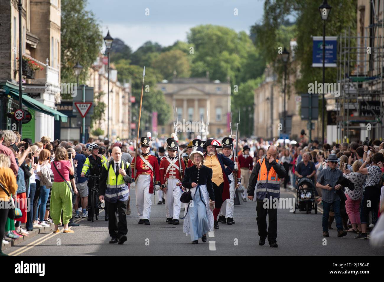 Bath, Somerset, Regno Unito. 11th settembre 2021. Nella foto: Oltre 500 fan  di Jane Austen vestiti con abbigliamento Regency prendono parte alla  passeggiata facendo la loro strada d Foto stock - Alamy