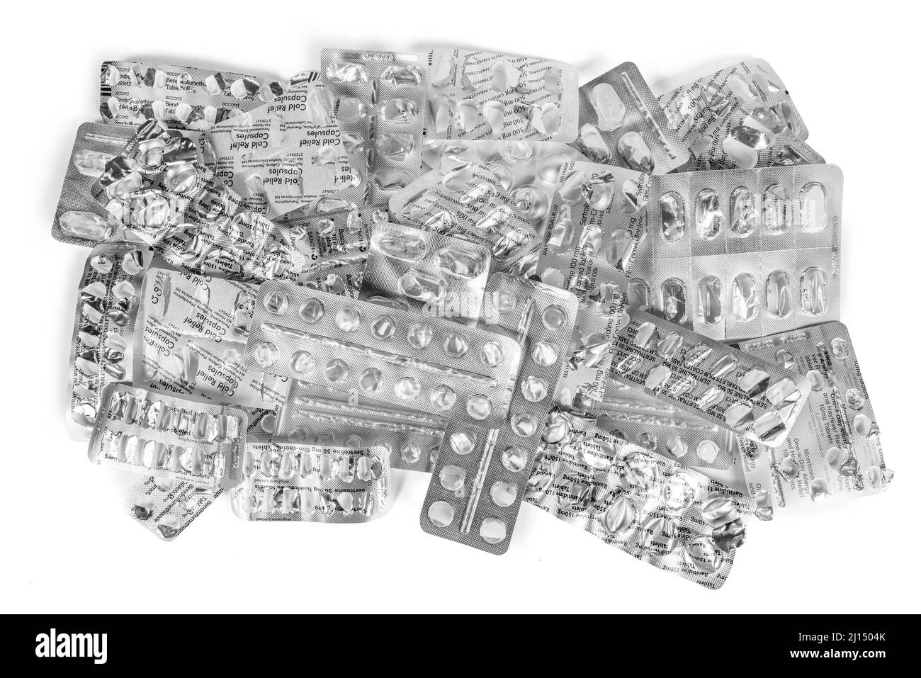 Pila di blister vuoti di medicinali isolati su sfondo bianco puro - non riciclabile o riciclabile ? Foto Stock