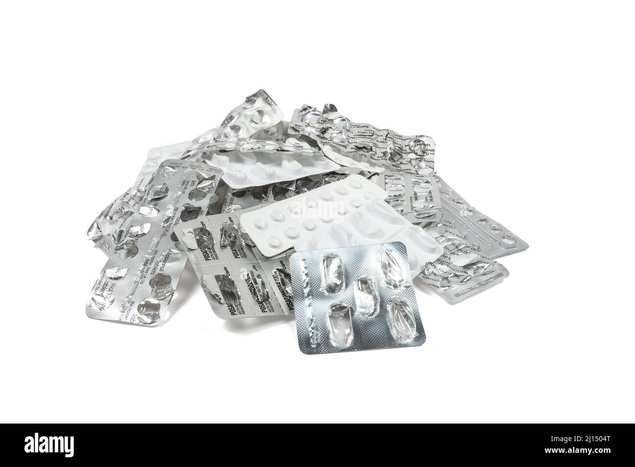 Pila di blister vuoti di medicinali isolati su sfondo bianco puro - non riciclabile o riciclabile ? Foto Stock