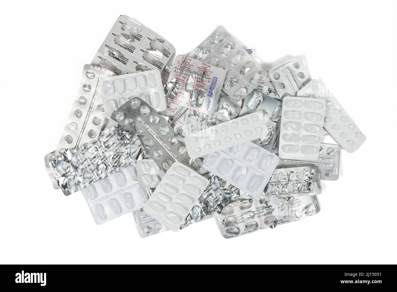 Pila di blister vuoti di medicinali isolati su sfondo bianco puro - non riciclabile o riciclabile ? Foto Stock