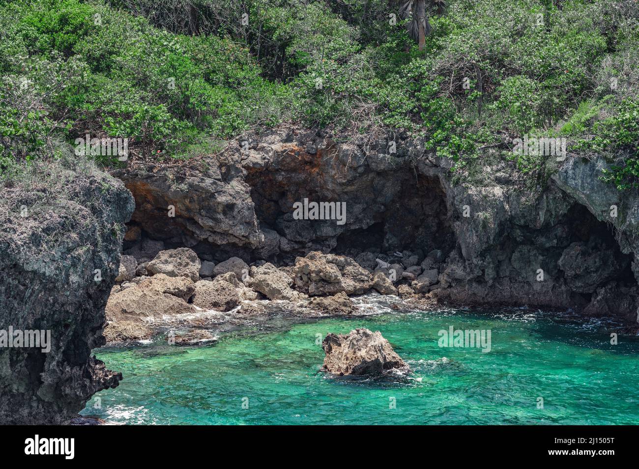 La foto mostra l'Oceano Atlantico con una costa rocciosa. La spiaggia esotica dell'isola contiene molte rocce e grotte. Il paesaggio roccioso e il mare sono Foto Stock