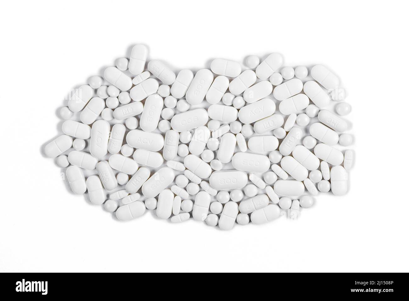 Selezione di pillole e compresse su sfondo bianco puro, spazio per la copia - pillole profilassiche per pazienti oncologici Foto Stock