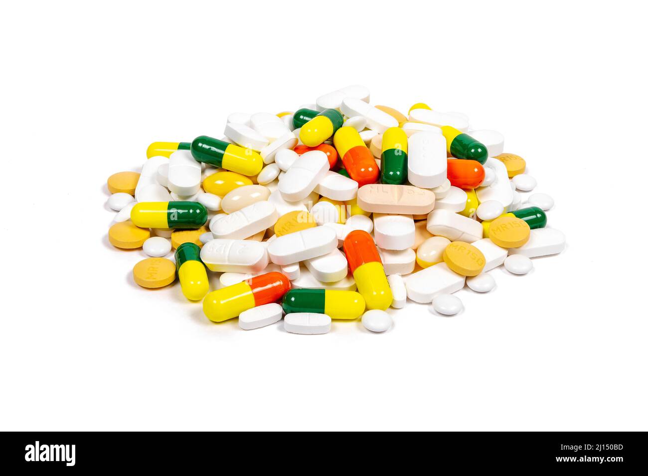 Pila di pillole multicolore, compresse e capsule su sfondo bianco puro con spazio per la copia. Multicolore Foto Stock