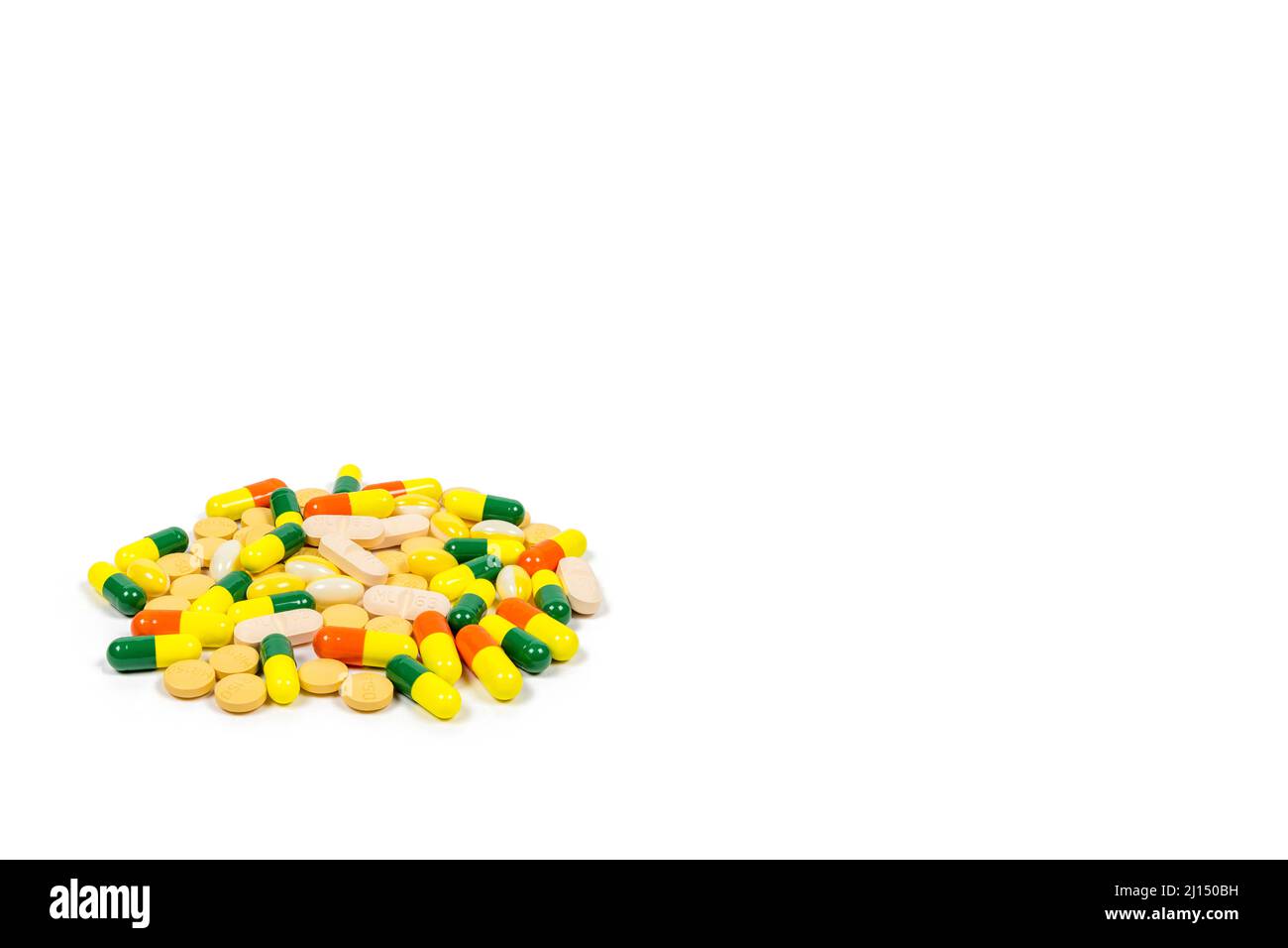 Pila di pillole multicolore, compresse e capsule su sfondo bianco puro con spazio per la copia. Multicolore Foto Stock