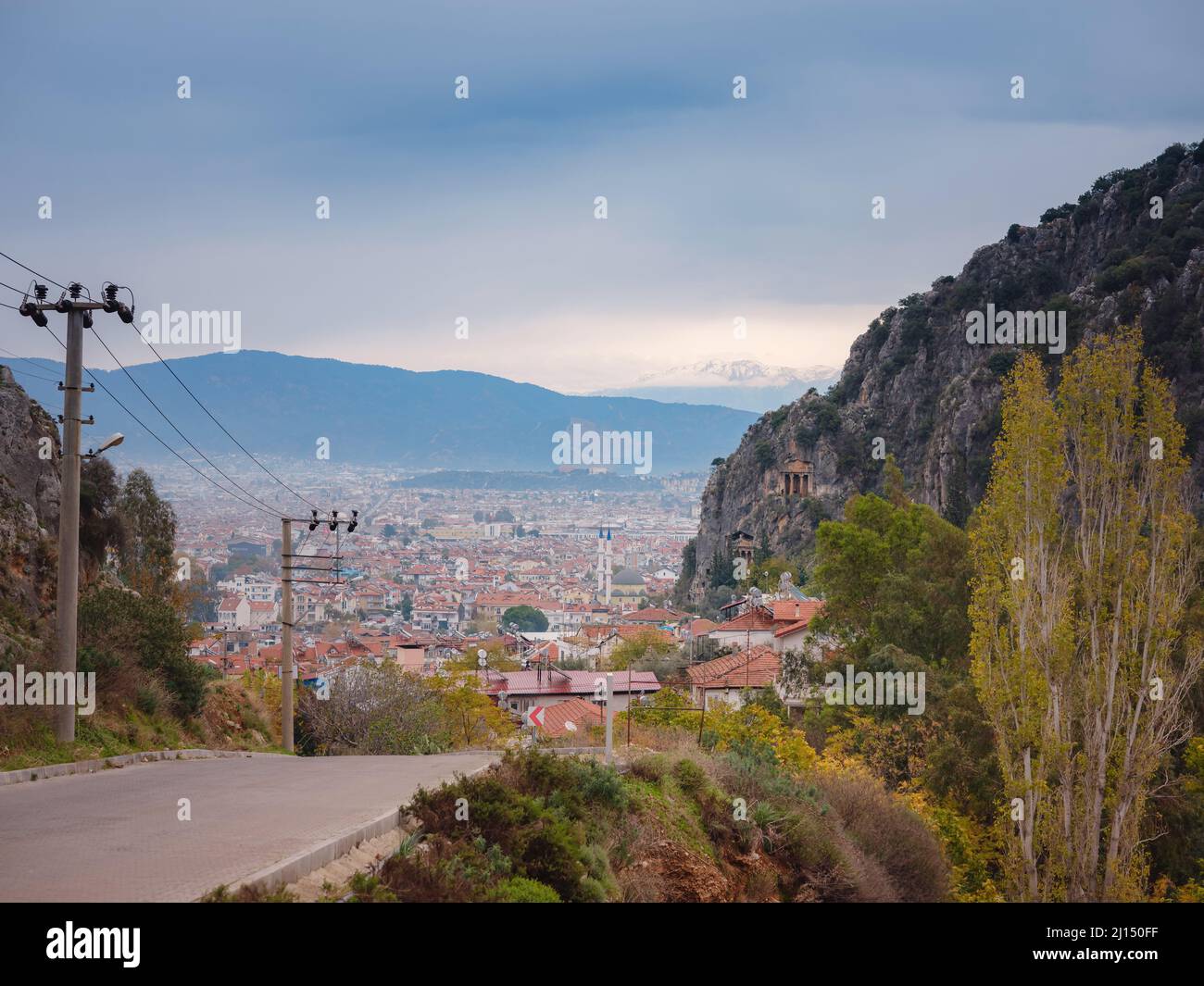 Vista aerea del paesaggio e della città di Fethiye. Vista dall'alto. Fethiye, Mar Mediterraneo, Turchia. Tomba Licia in rocce sopra la città di Fethiye che domina montagne nella neve. Foto Stock