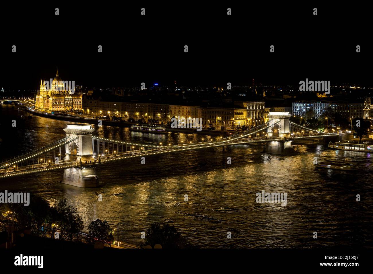 Il paesaggio della città di Budapest con il ponte delle catene sul Danubio e l'edificio del Parlamento di notte, Budapest, Ungheria Foto Stock