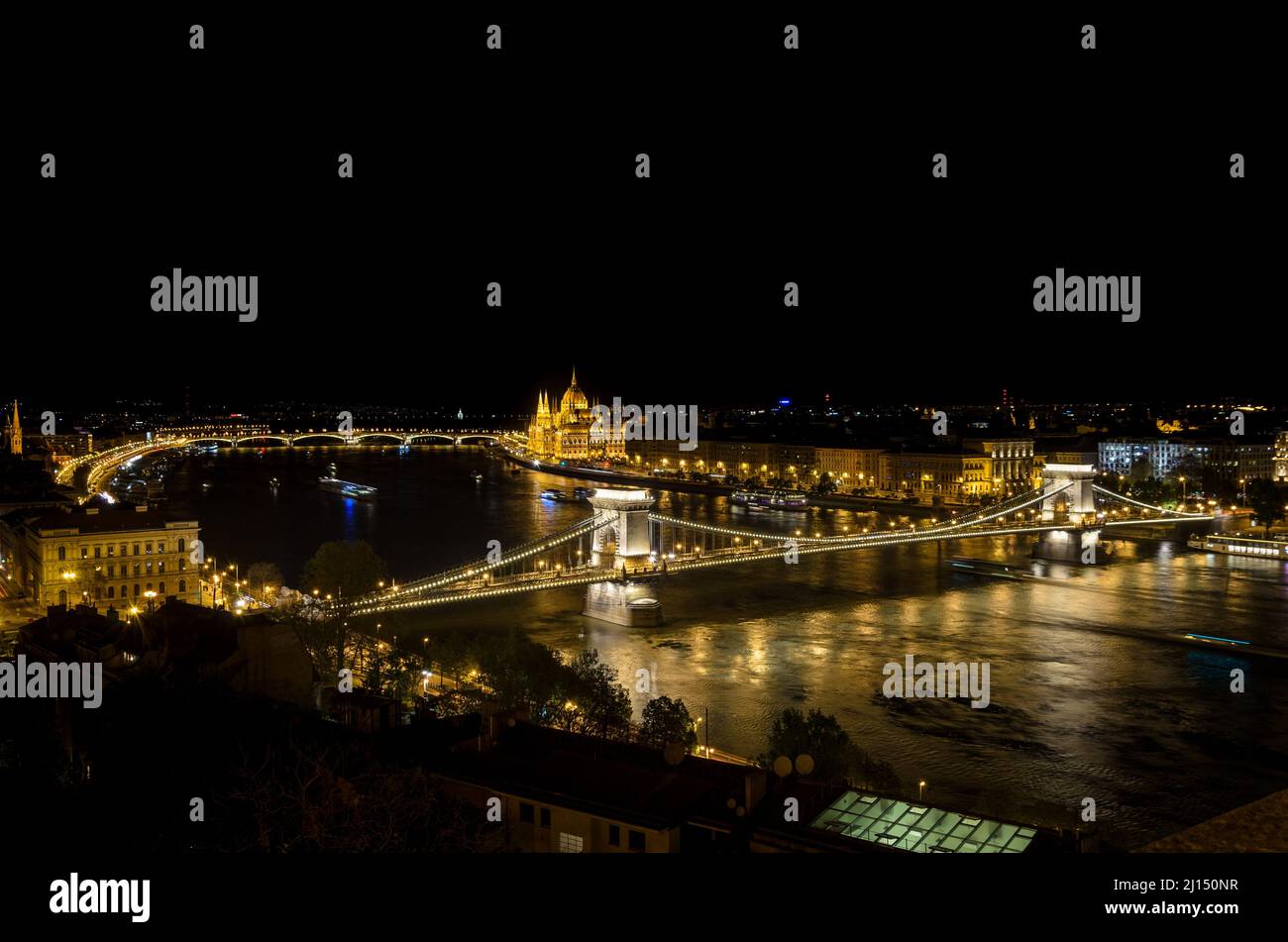 Il paesaggio della città di Budapest con il ponte delle catene sul Danubio e l'edificio del Parlamento di notte, Budapest, Ungheria Foto Stock