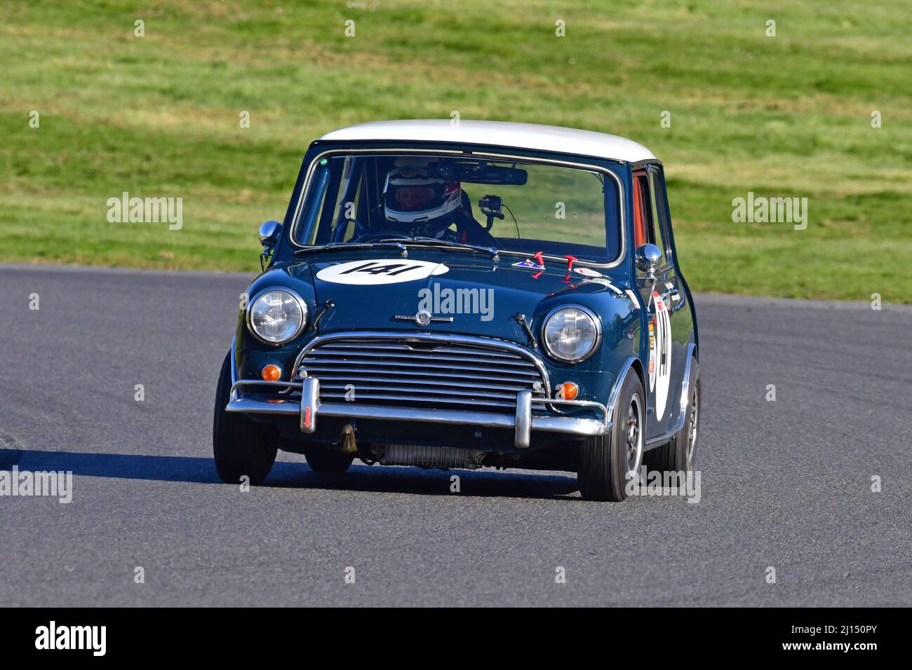 Richard Longdon, Rory Longdon, Austin Mini Cooper S, Equipe Libre, una corsa di 40 minuti uno o due piloti per le vetture da corsa pre-1966 corse sotto FIA Appendice K Foto Stock