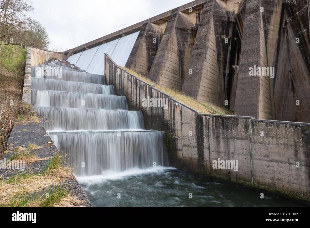 Lunga esposizione delle cascate che scorrono sulla diga di Wimbleball nel Somerset Foto Stock