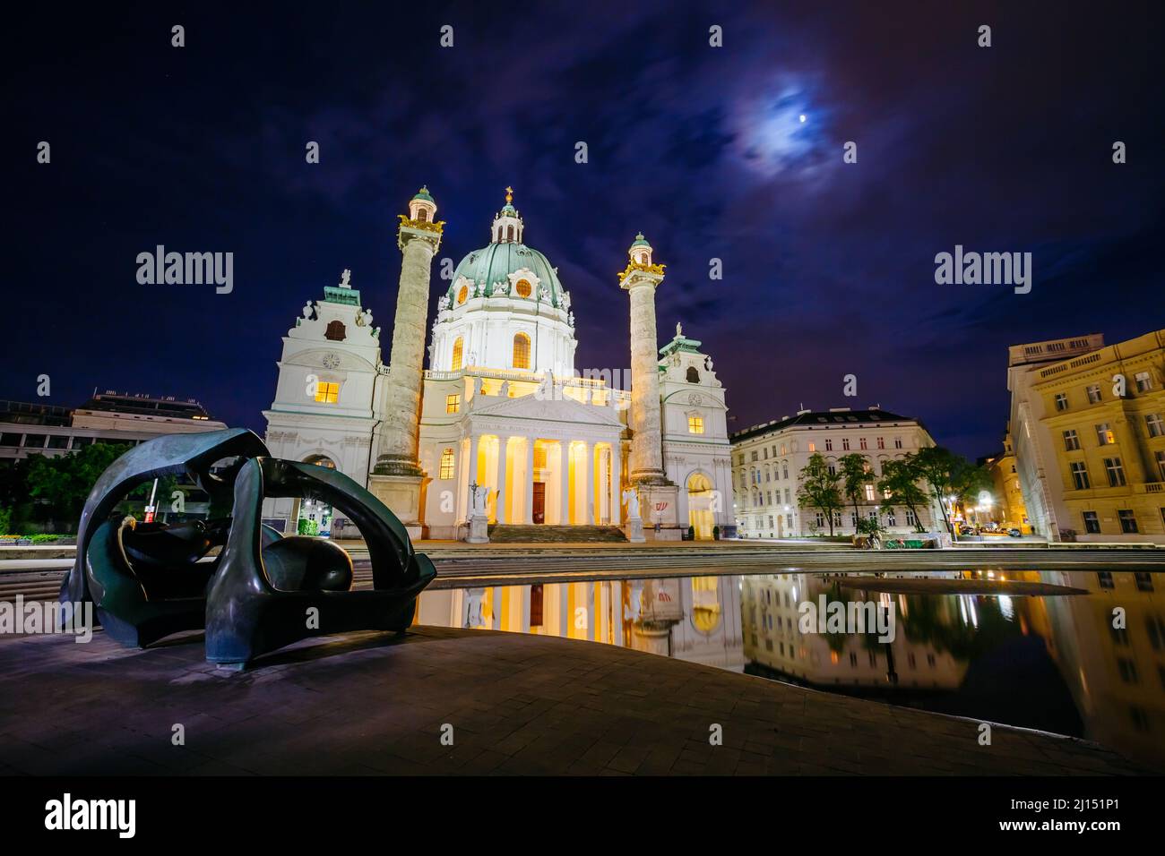 Magica vista serale della Chiesa di San Carlo (Karlskirche). Scena storica, famosa attrazione turistica. Ubicazione Place Karlsplatz a Vienna. Austri Foto Stock