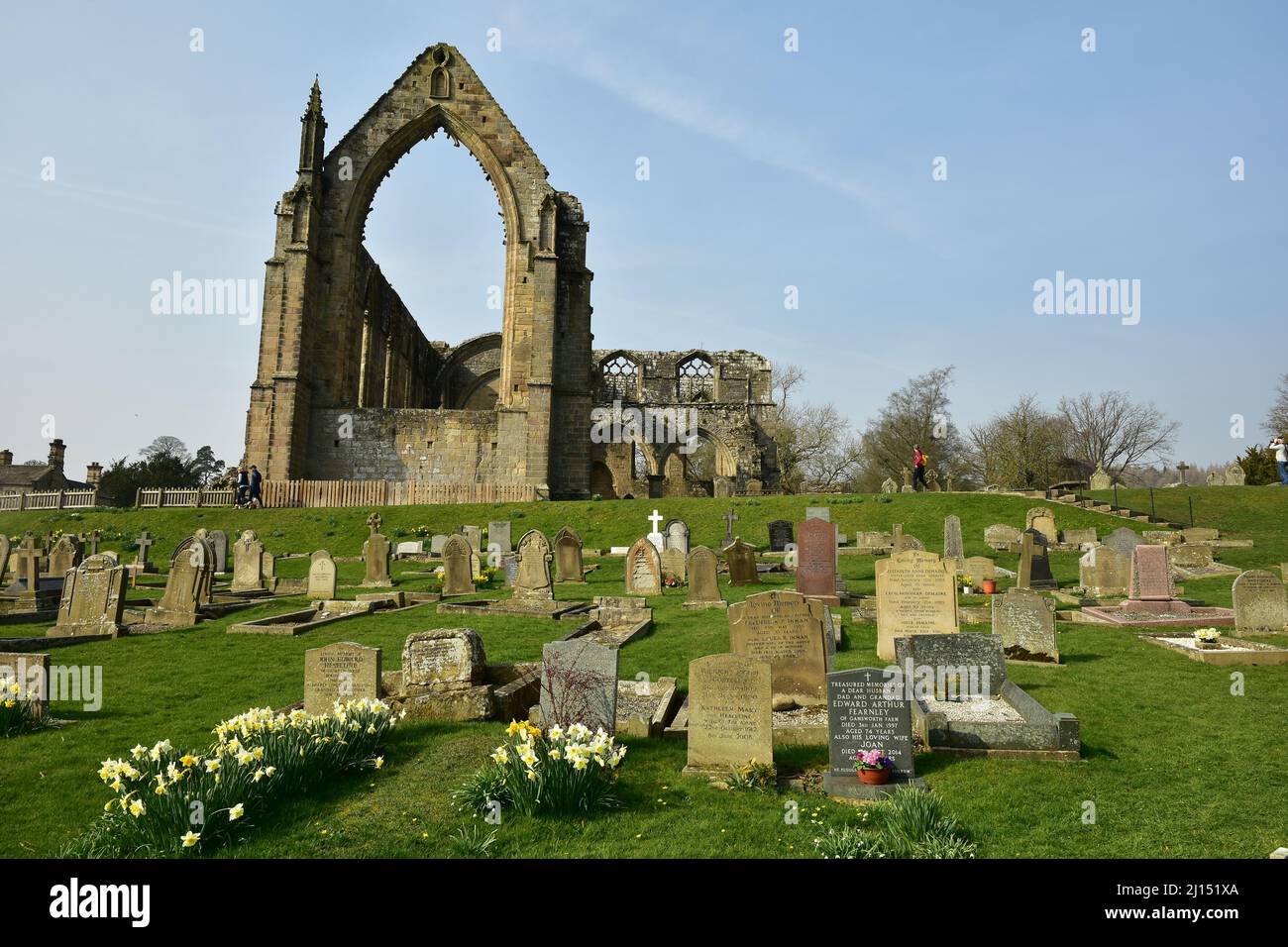 Bolton Abbey Priory, cimitero e fiori, Yorkshire Dales, West Yorkshire Foto Stock