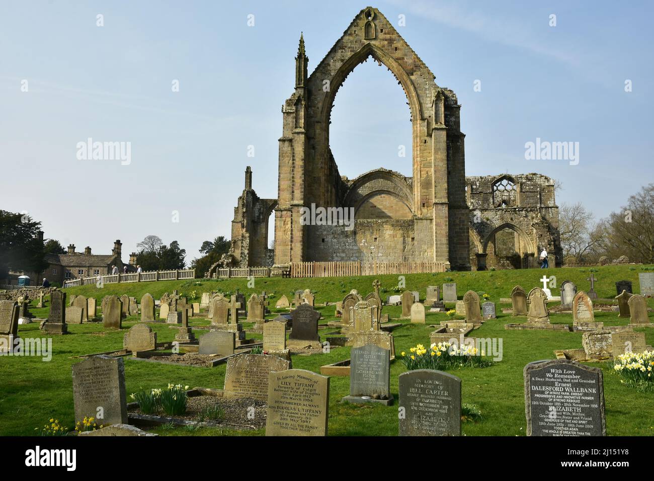 Bolton Abbey Priory, cimitero e fiori, Yorkshire Dales, West Yorkshire Foto Stock