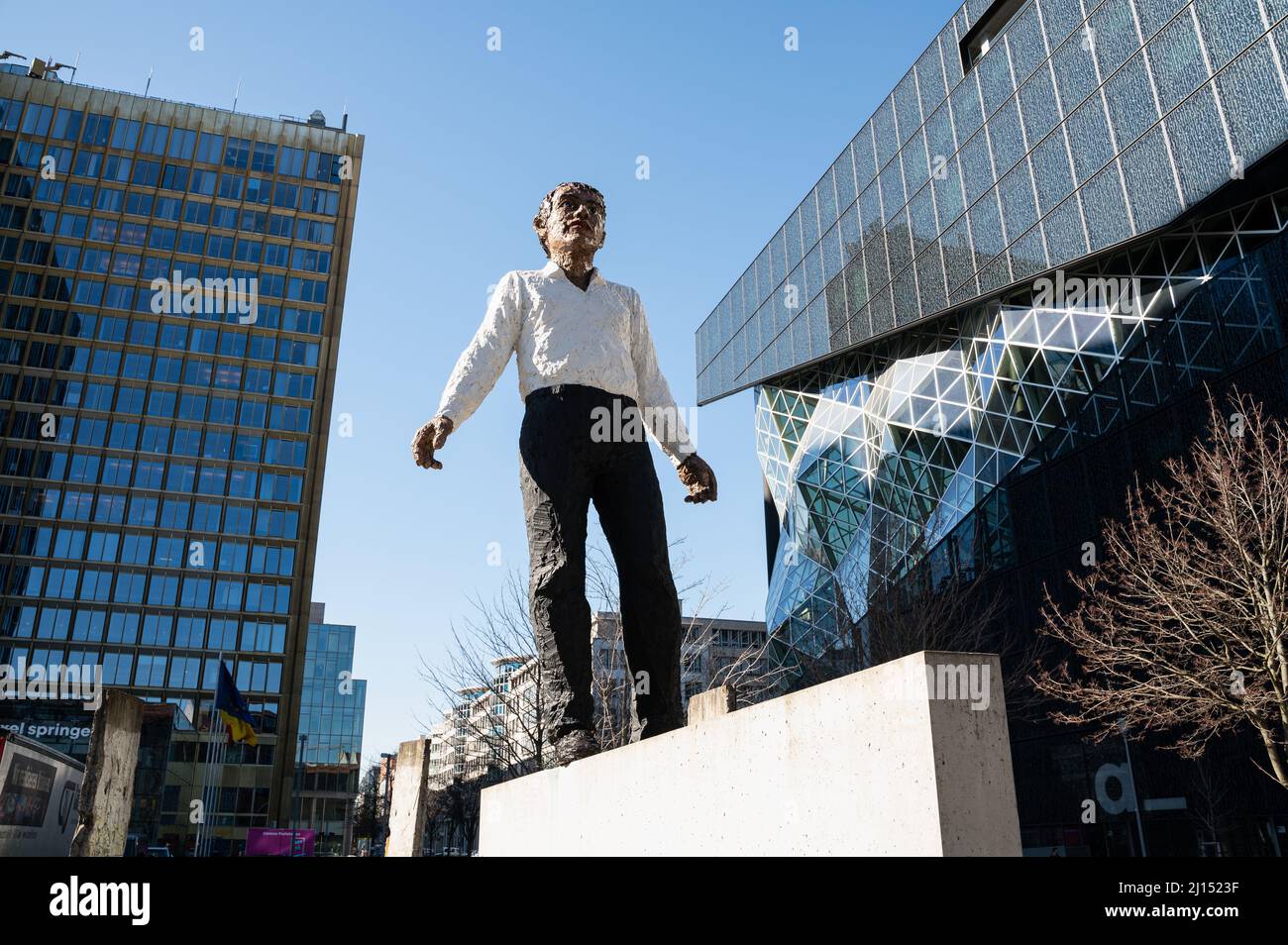 12.03.2022, Berlino, Germania, Europa - scultura 'Balanceakt' (Balancing Act), opera dello scultore tedesco Stephan Balkenhol presso l'edificio Axel Springer. Foto Stock