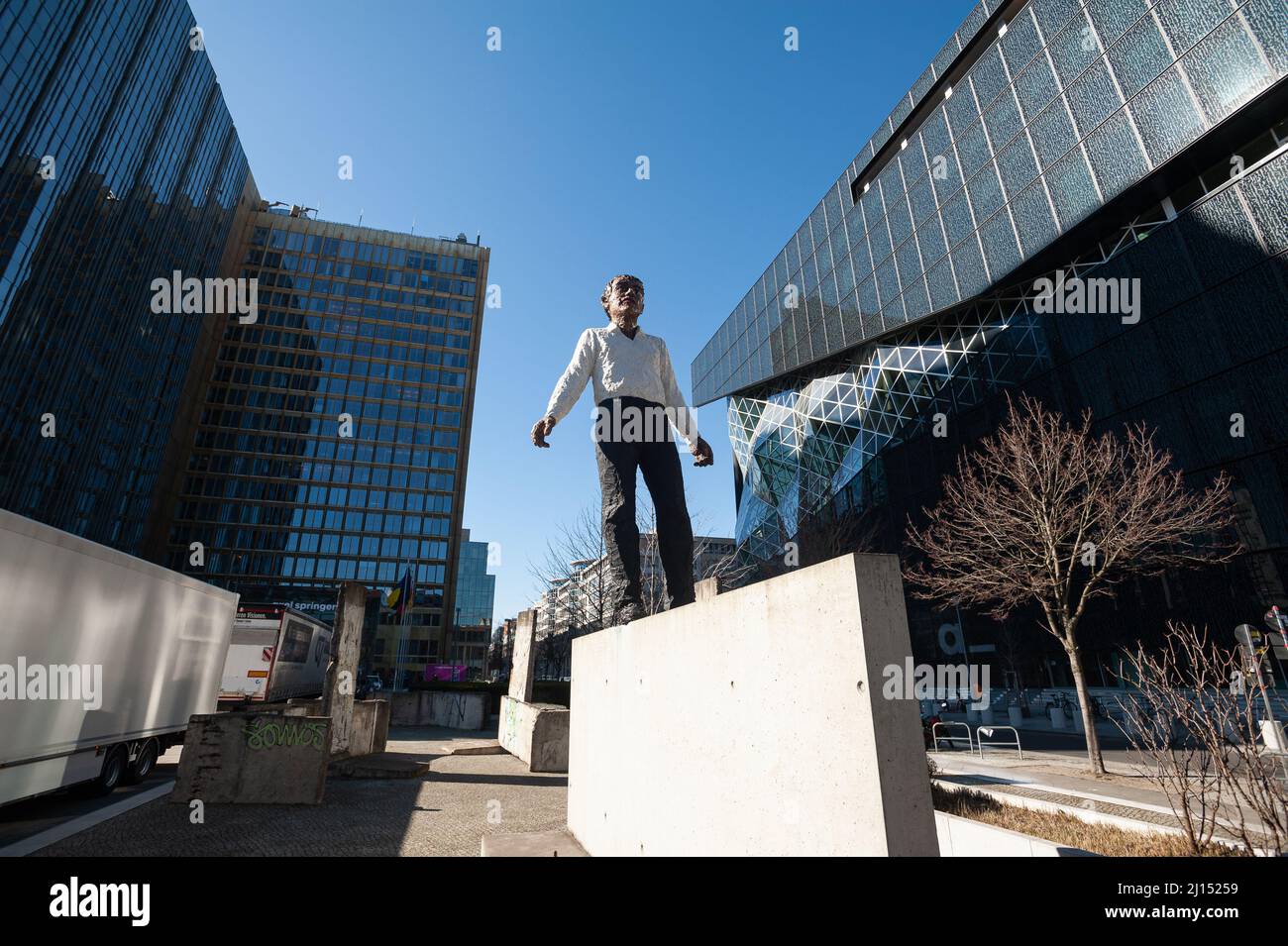 12.03.2022, Berlino, Germania, Europa - scultura 'Balanceakt' (Balancing Act), opera dello scultore tedesco Stephan Balkenhol presso l'edificio Axel Springer. Foto Stock