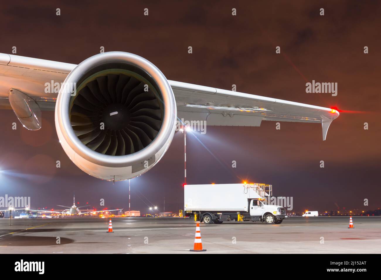 I motori si avvicinano al grande aeroplano all'aeroporto Foto Stock I motori si avvicinano al grande aeroplano all'aeroporto Foto Stock