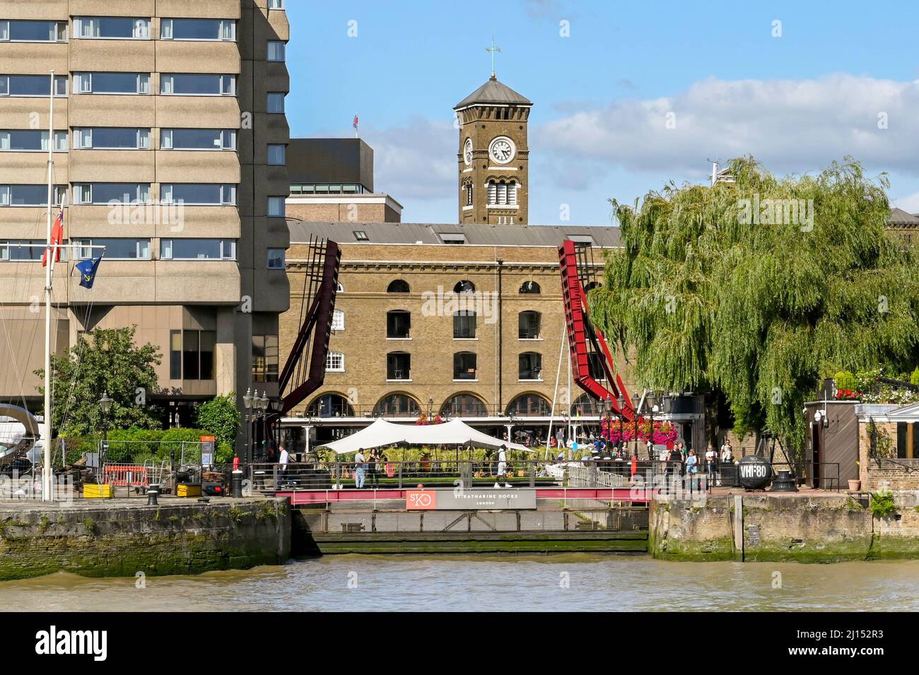 Londra, Inghilterra - Agosto 2021: Porta chiusa all'ingresso dei St Katherine Docks sul Tamigi nel centro di Londra Foto Stock