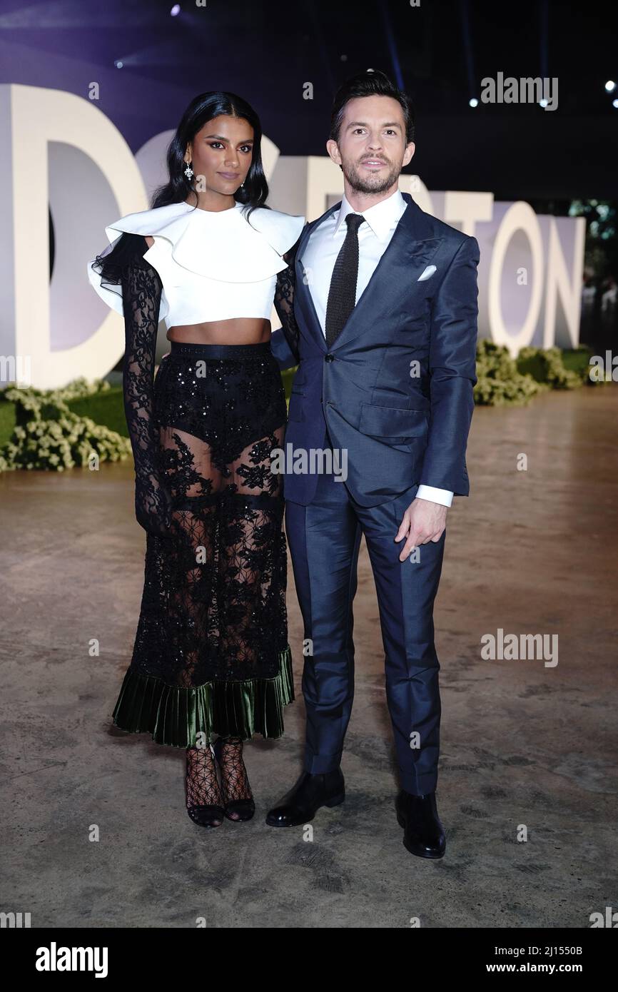 Jonathan Bailey e Simone Ashley arrivano per il primo mondiale della serie due del dramma Netflix Bridgerton, a Tate Modern, Londra. Data foto: Martedì 22 marzo 2022. Foto Stock