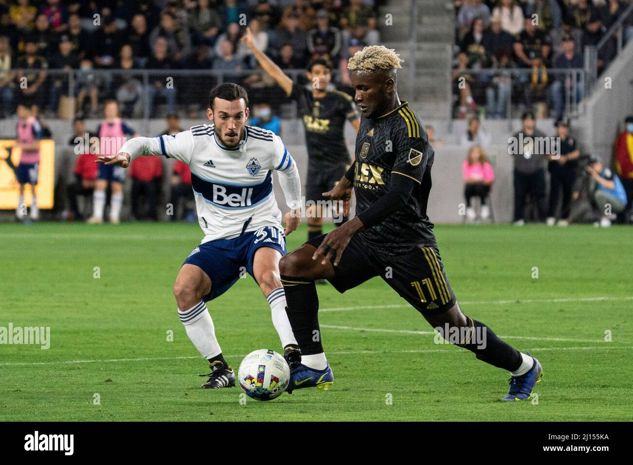 Il centrocampista di Los Angeles José Cifuentes (11) è difeso dal centrocampista di Vancouver Whitecaps Russell Teibert (31) durante una partita MSL, domenica 20 marzo, Foto Stock