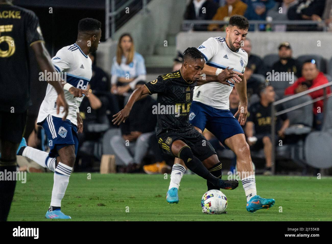 Los Angeles FC Forward Latif Blessing (7) tiene fuori Vancouver Whitecaps Forward Lucas Cavallini (9) durante una partita MSL, domenica 20 marzo 2022, al Foto Stock