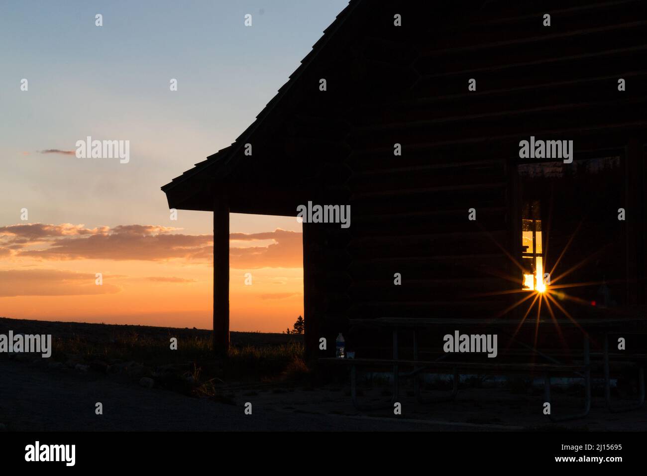 Silhouette di cabina contro un tramonto colorato Foto Stock