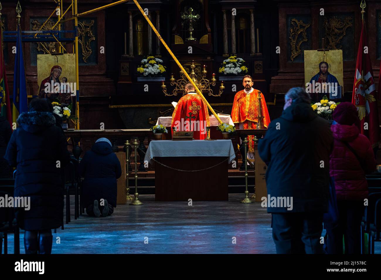 Lviv, Ucraina. 22nd Mar 2022. I sacerdoti cantano all'interno di una chiesa cattolica. Le chiese di Lviv rimangono aperte ai fedeli durante la crisi di guerra in Ucraina. Credit: SOPA Images Limited/Alamy Live News Foto Stock