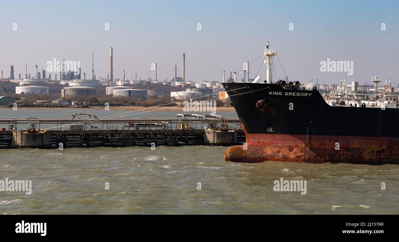 Fawley, Southampton, Inghilterra, Regno Unito. 2022. Prodotti petroliferi chimici nave cisterna che scarica il carico alla raffineria di petrolio di Fawley a Southampton Water, Regno Unito. Foto Stock