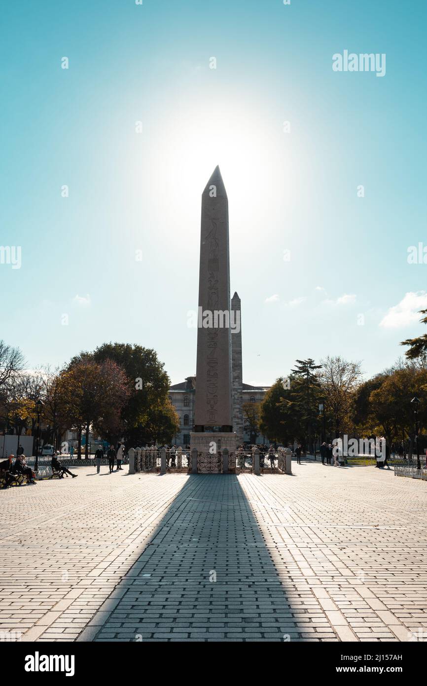 Obelisco di Teodosio in Piazza Sultanahmet a Istanbul. Viaggio in Turchia foto di sfondo. Istanbul Turchia - 11.10.2021 Foto Stock