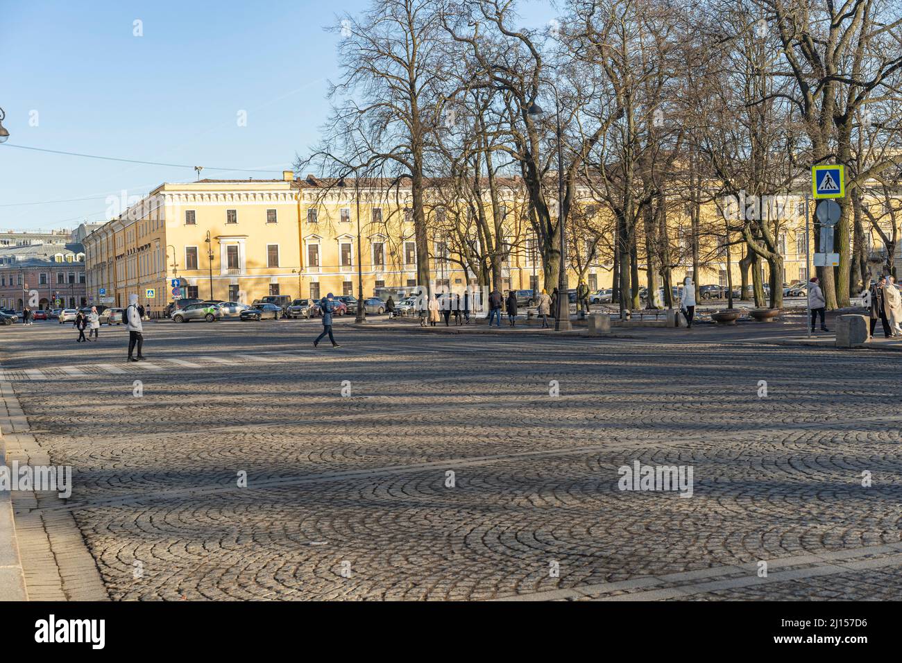 20/03/2022 16:40 PM Russia San Pietroburgo Piazza d'Arte, la vita quotidiana, strada lastricata. Città vecchia. Foto Stock