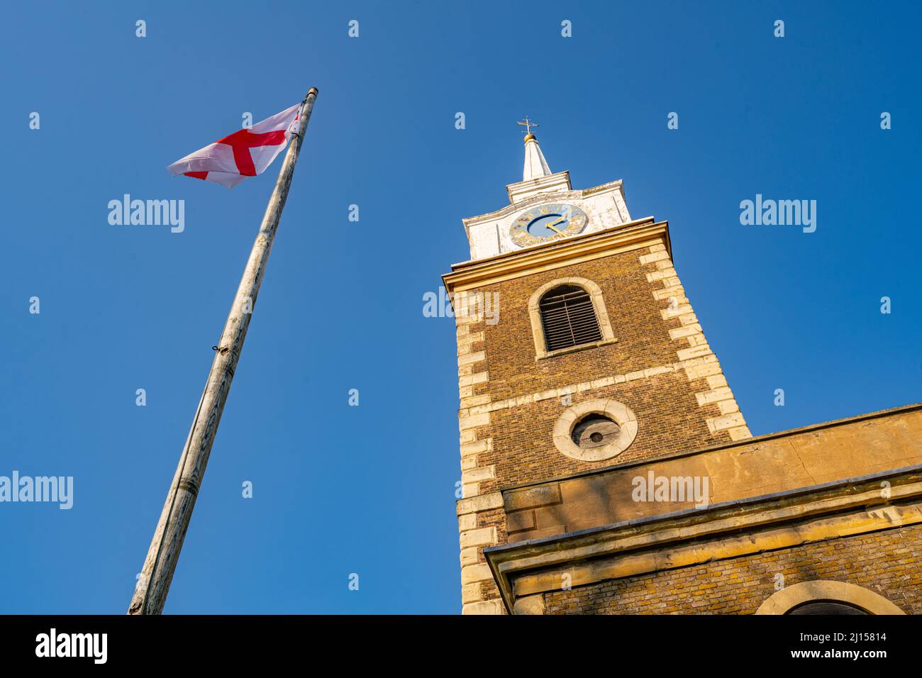 St Georges Churchyard Gravesend Kent in una giornata di primavera soleggiata. Guardando verso l'alto il flagpole e la torre della chiesa Foto Stock
