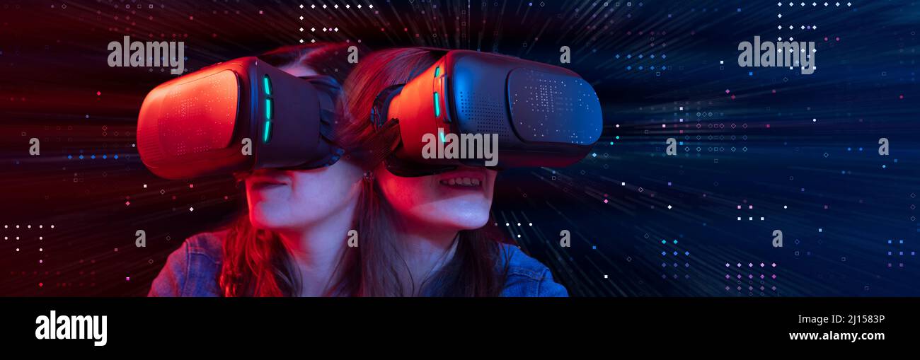 Ritratto di una donna ispanica che esplora 3D cyberspazio con i suoi occhiali di realtà virtuale con tecnologia digitale con sfondo digitale con blu e rosso Foto Stock