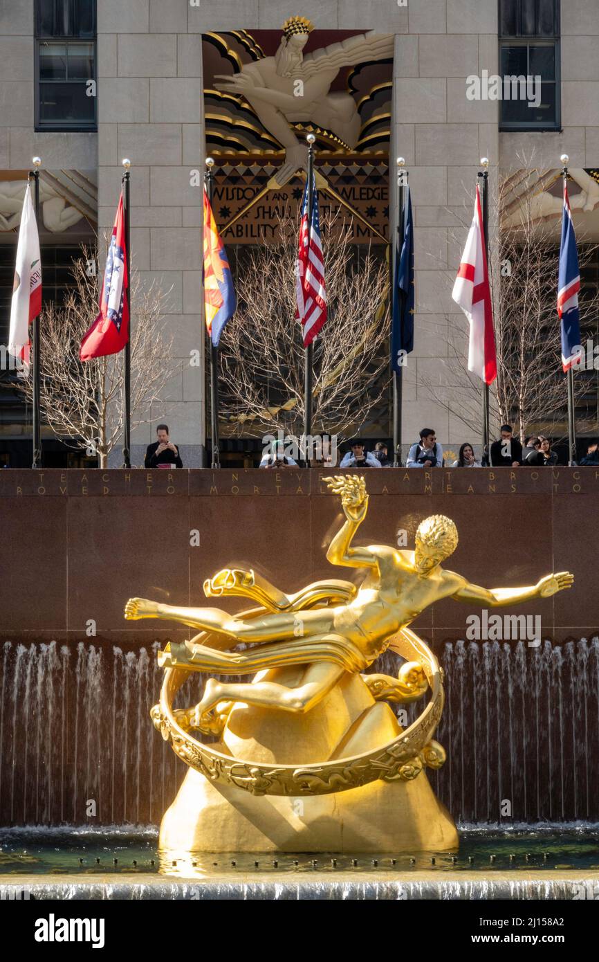 L'iconica Statua di Prometheus si trova in Rockefeller Center Plaza, New York City, USA 2022 Foto Stock