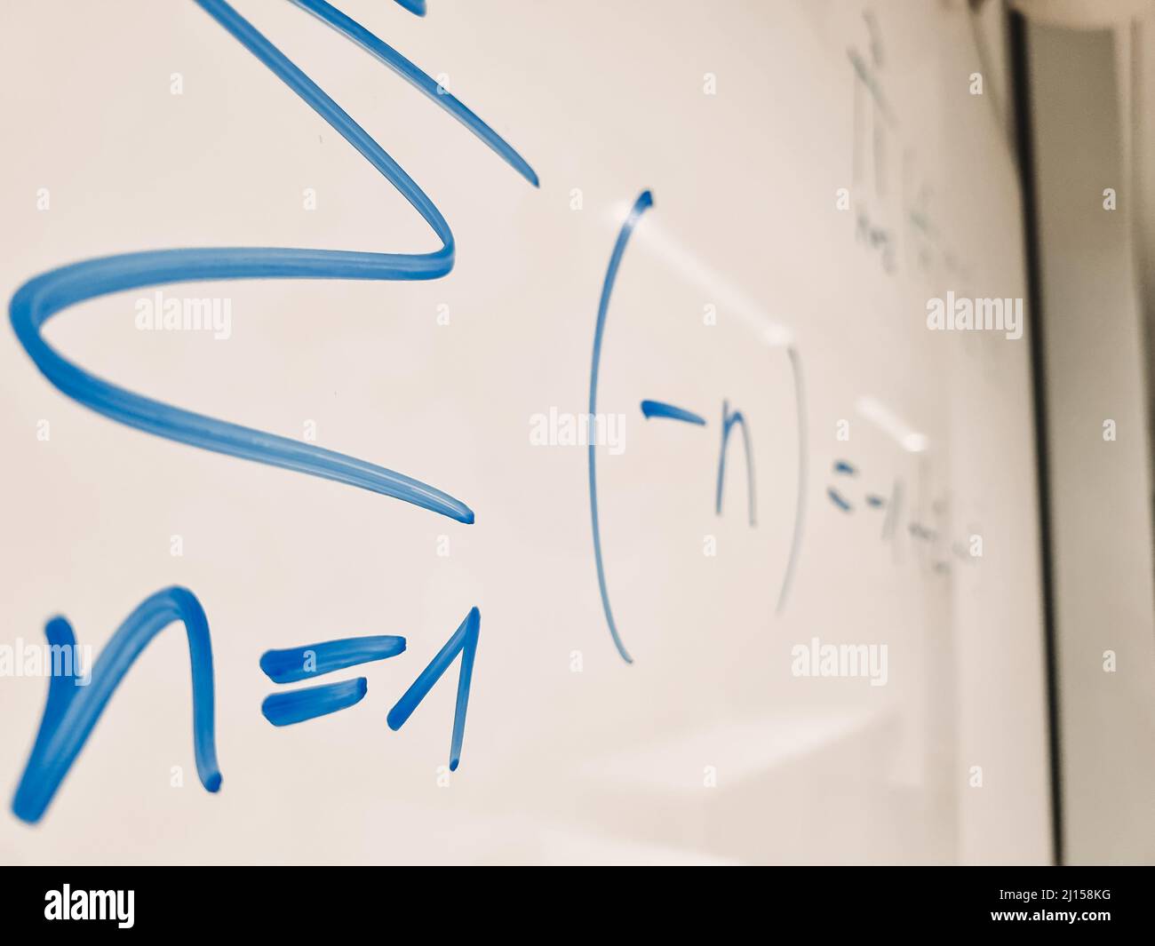 simboli matematici di un'equazione da una lezione di matematica su una lavagna bianca Foto Stock